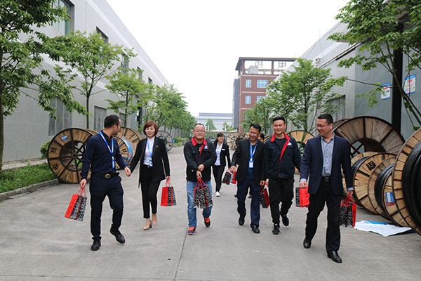 母親節，集團領導層為員工贈送禮品